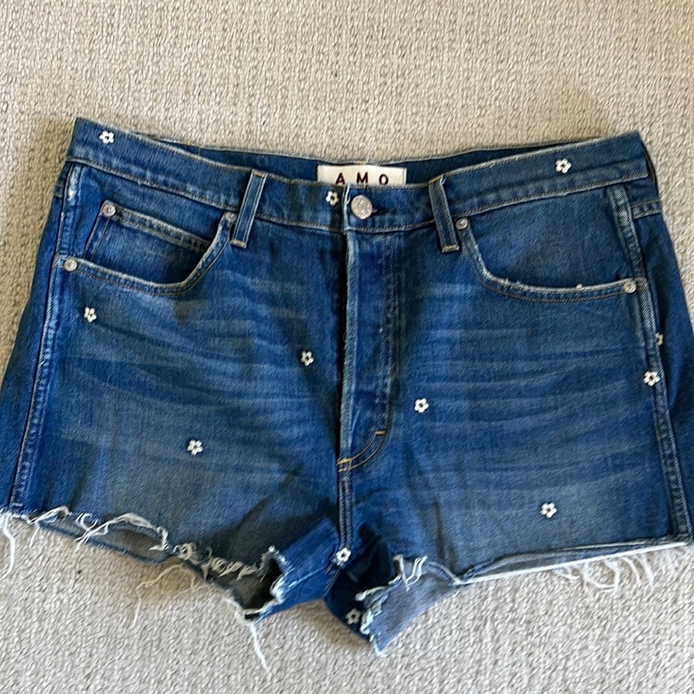 AMO Tomboy jean short w flower embroidery, sz 32